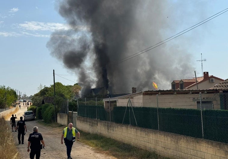 Un incendio destruye una nave con madera y pintura